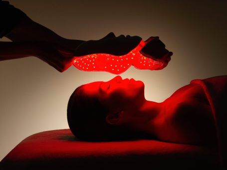 Une expérience totale associant  massage du corps, expertise visage, technologie  cosmétique CellSynergy et puissance des lumières LED.